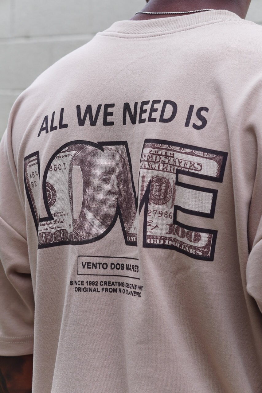01 camiseta oversized all need is love