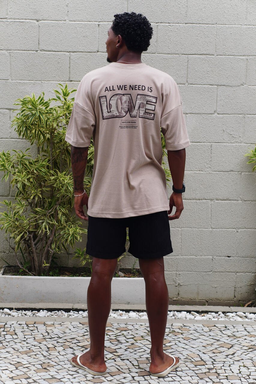 02 camiseta oversized all need is love