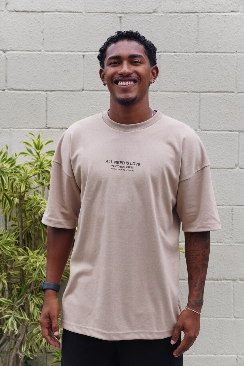 04 camiseta oversized all need is love
