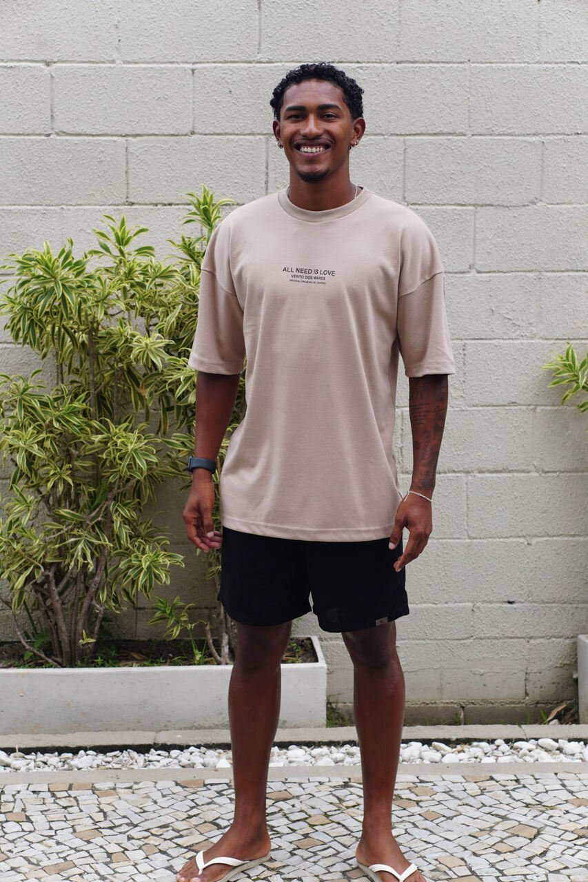 05 camiseta oversized all need is love